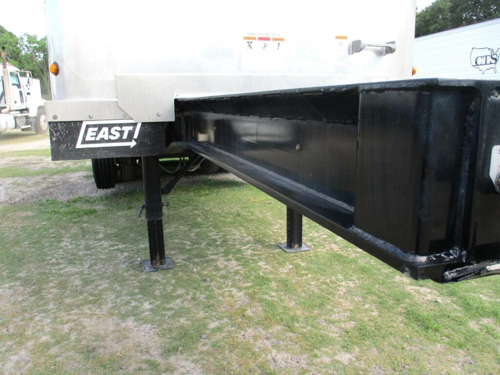 2023 East 30 FT TRI AXLE