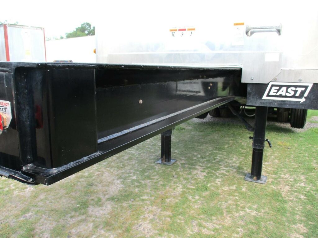 2023 East 30 FT TRI AXLE