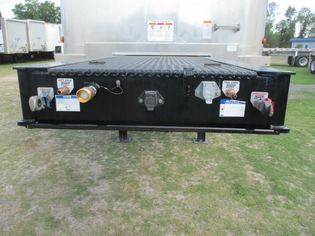 2023 East 30 FT TRI AXLE