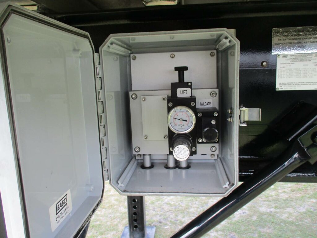 2023 East 30 FT TRI AXLE