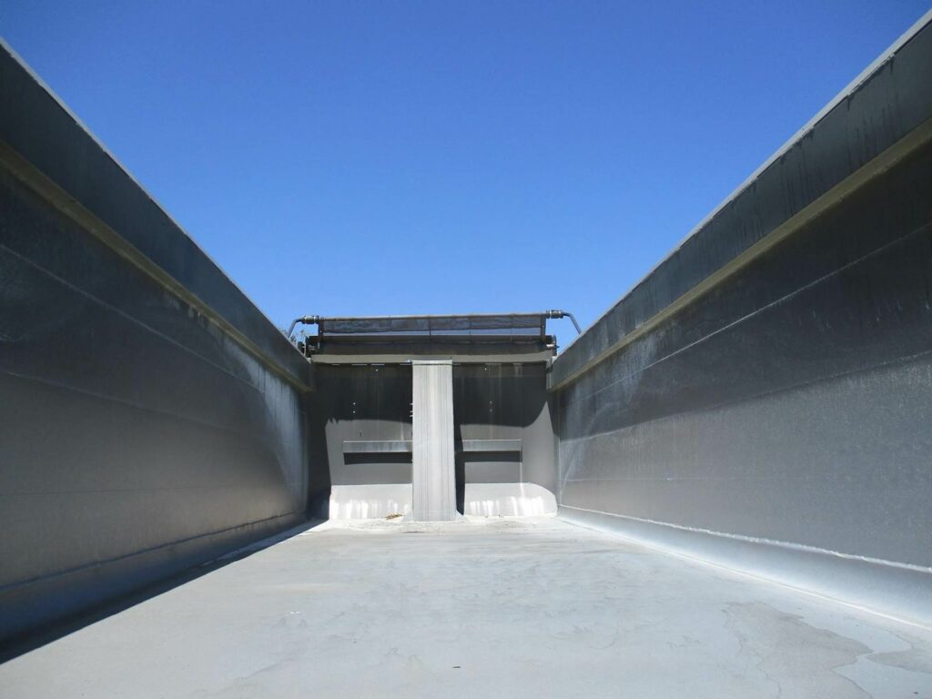 2004 MAC Trailer 28 FT  TANDEM AXLE FLORIDA SPEC