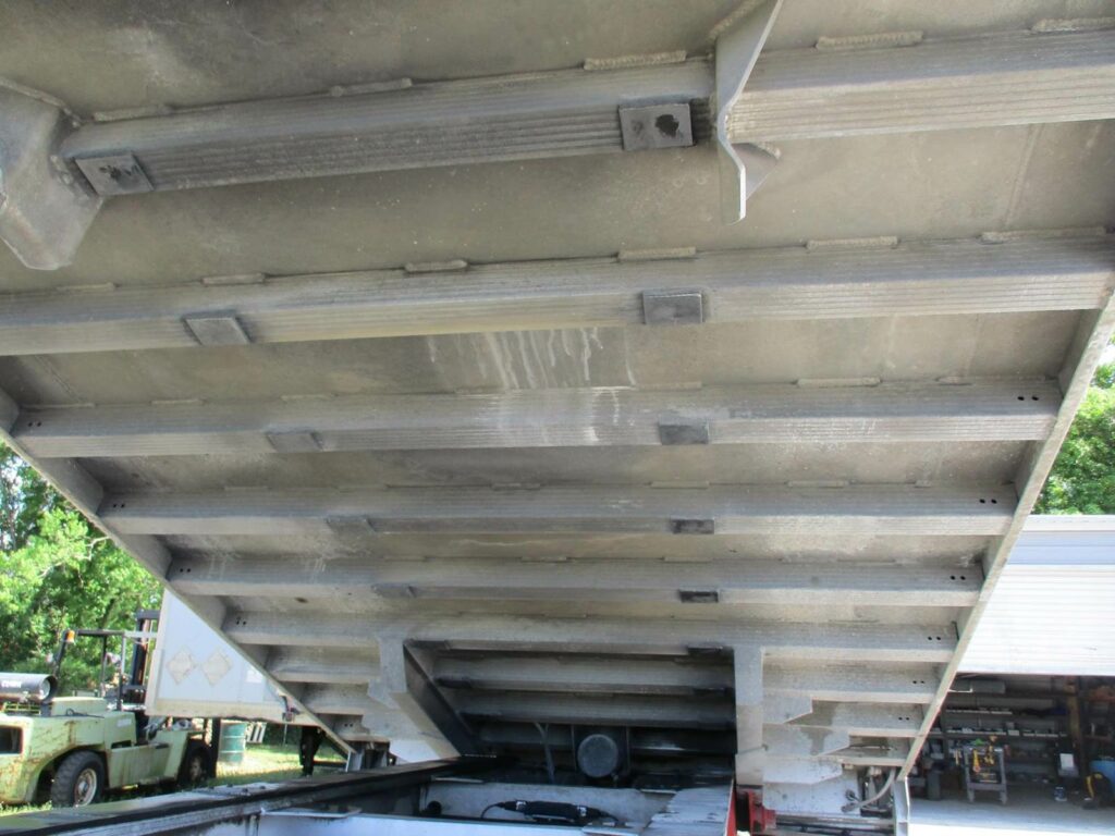 2004 MAC Trailer 28 FT  TANDEM AXLE FLORIDA SPEC