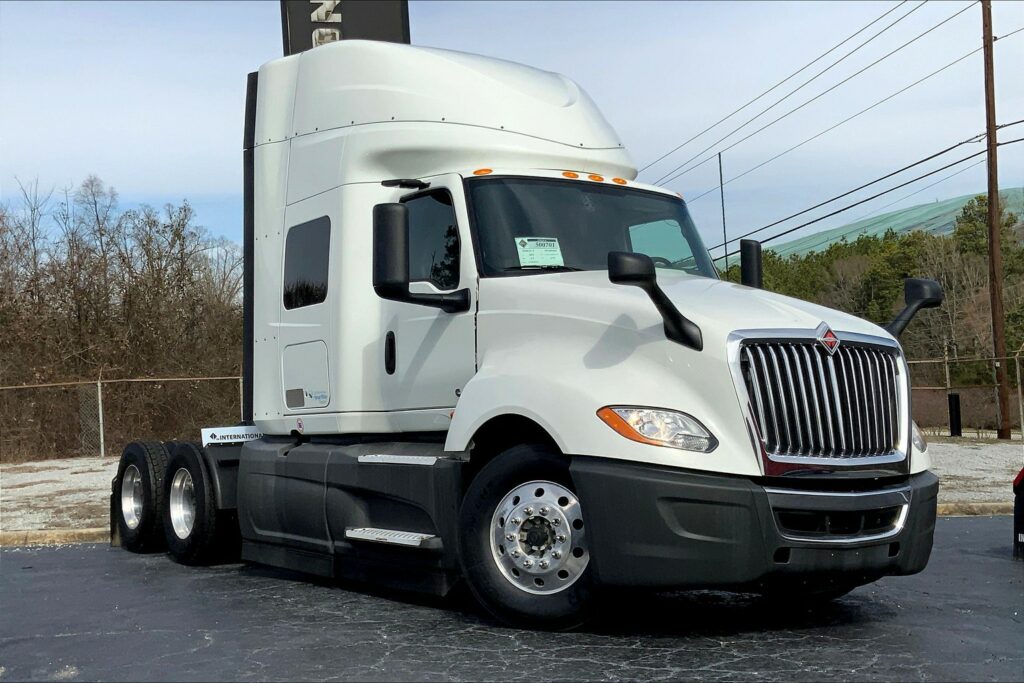 2021 CUM LT625 6×4 Sleeper