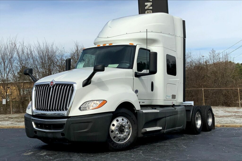 2021 CUM LT625 6×4 Sleeper