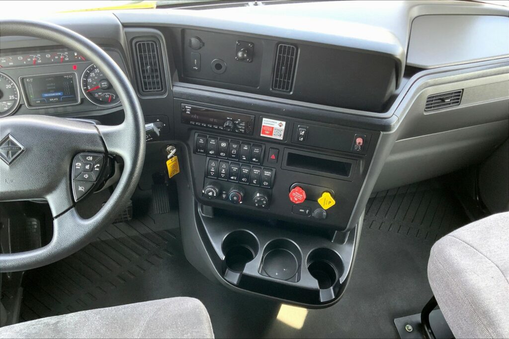 2021 CUM LT625 6×4 Sleeper