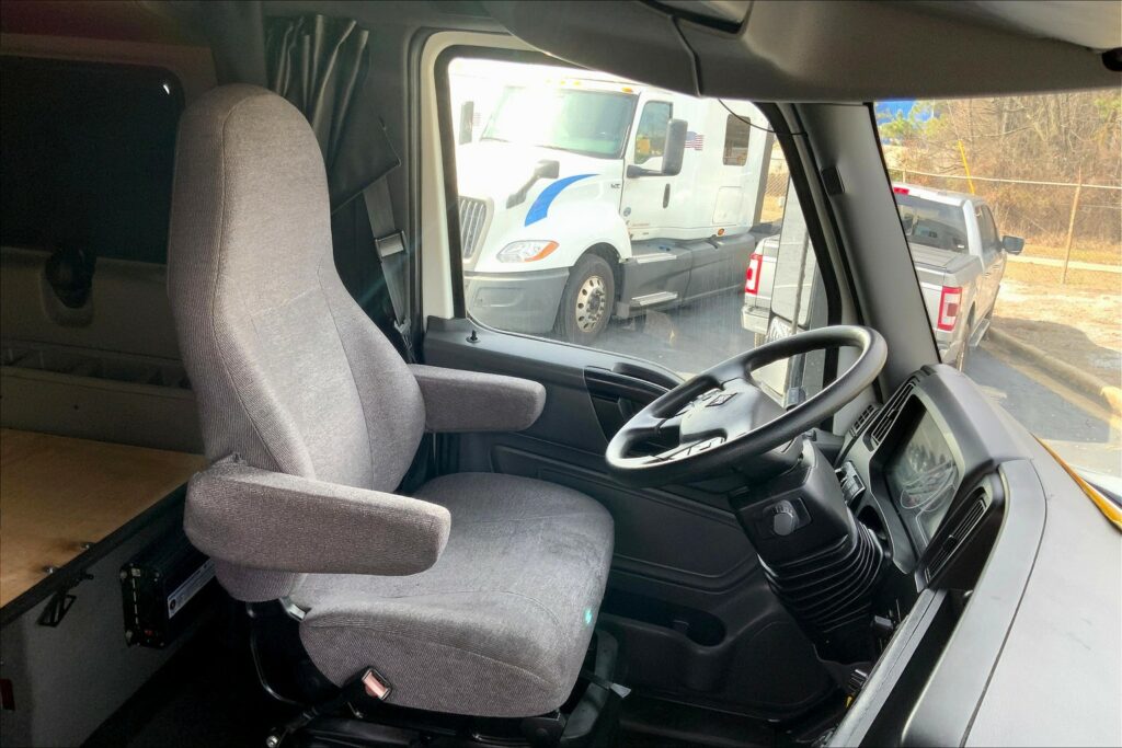 2021 CUM LT625 6×4 Sleeper