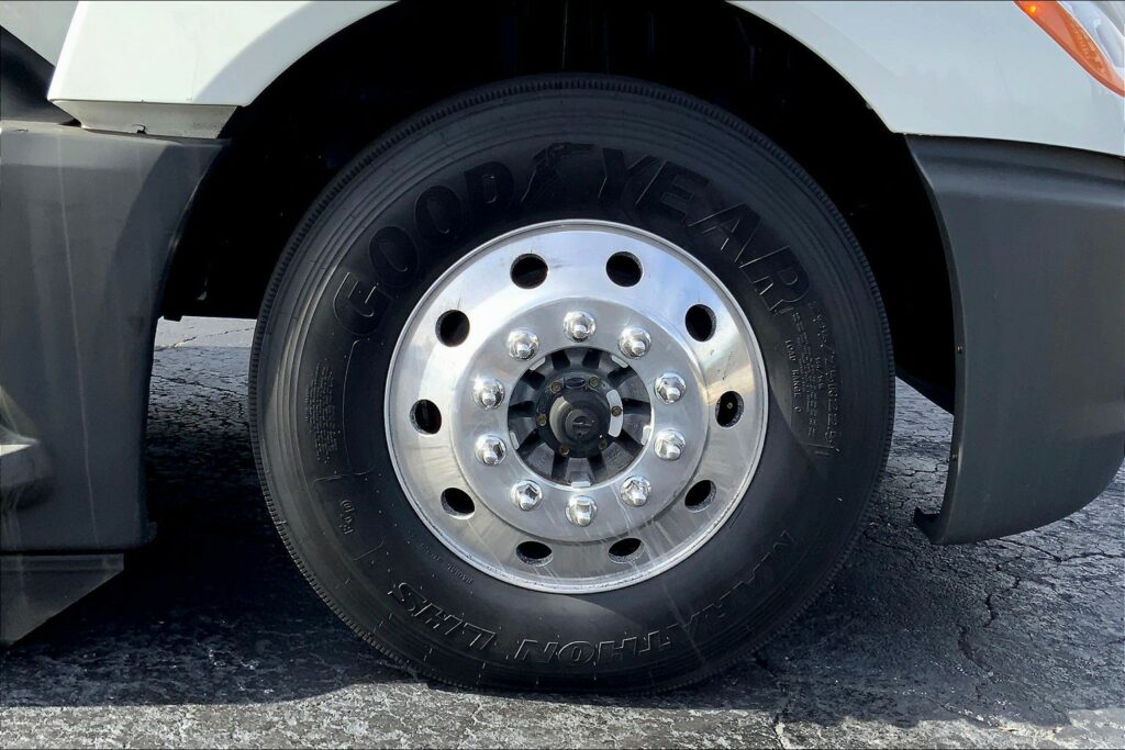 2021 CUM LT625 6×4 Sleeper