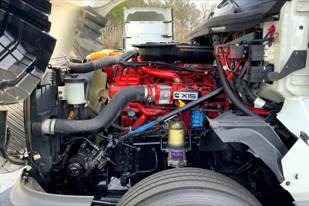 2021 CUM LT625 6×4 Sleeper