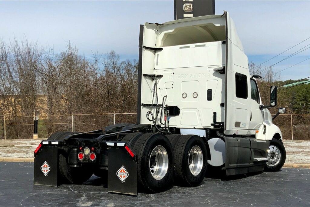 2021 CUM LT625 6×4 Sleeper