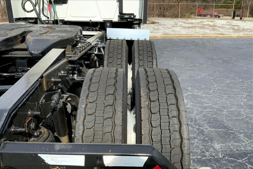 2021 CUM LT625 6×4 Sleeper