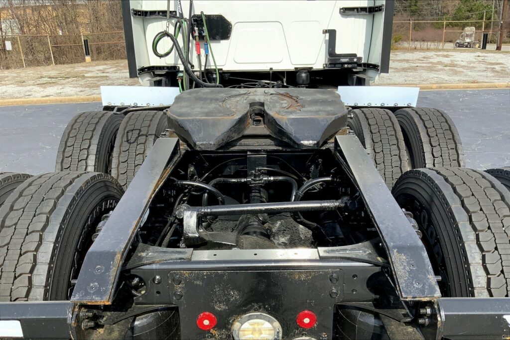 2021 CUM LT625 6×4 Sleeper