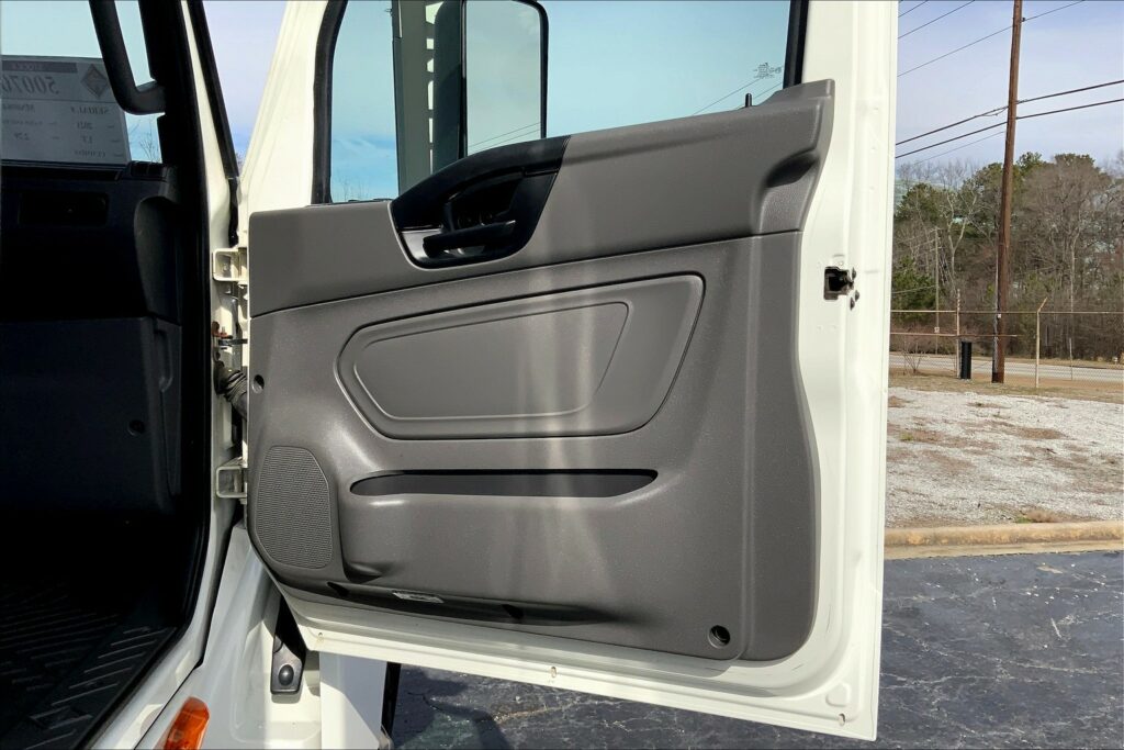 2021 CUM LT625 6×4 Sleeper