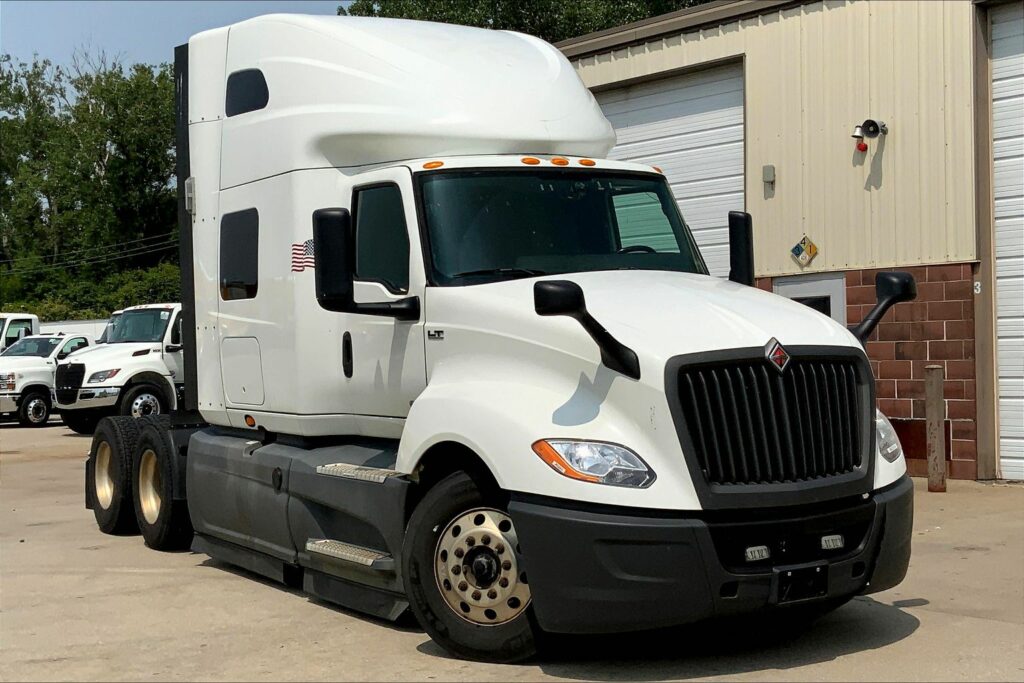 2021 CUM LT625 6×4 Sleeper