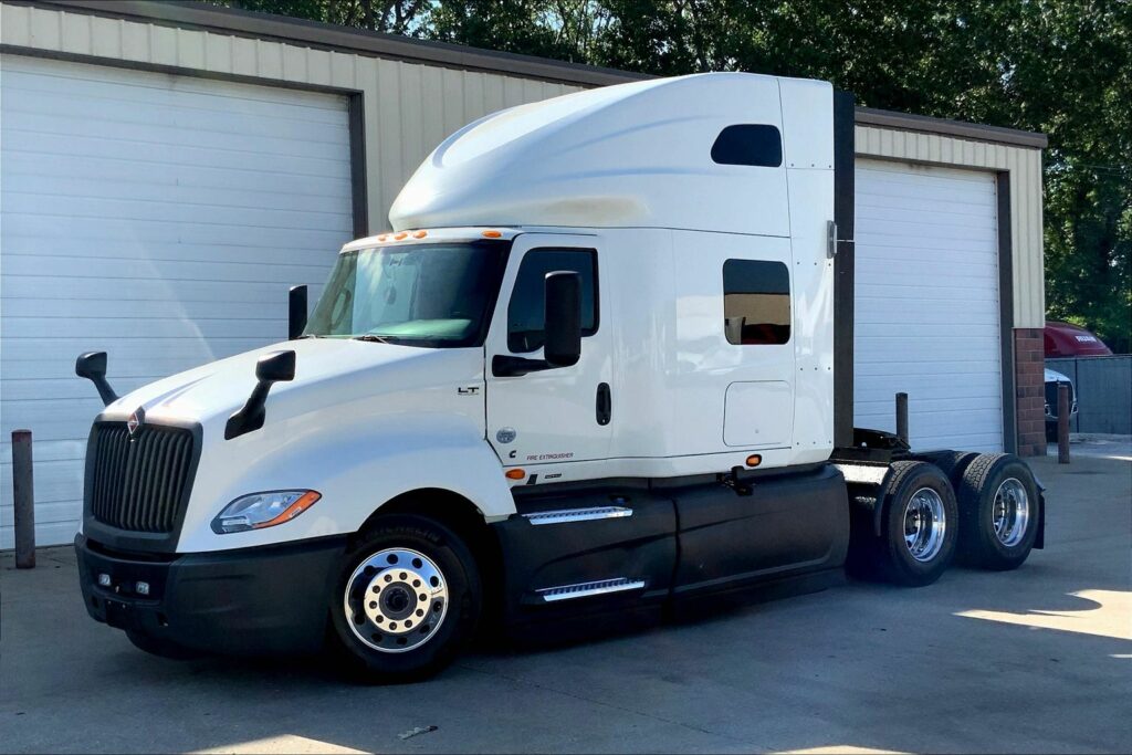 2021 CUM LT625 6×4 Sleeper