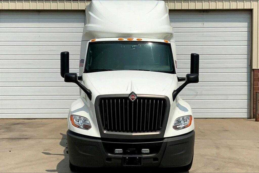 2021 CUM LT625 6×4 Sleeper