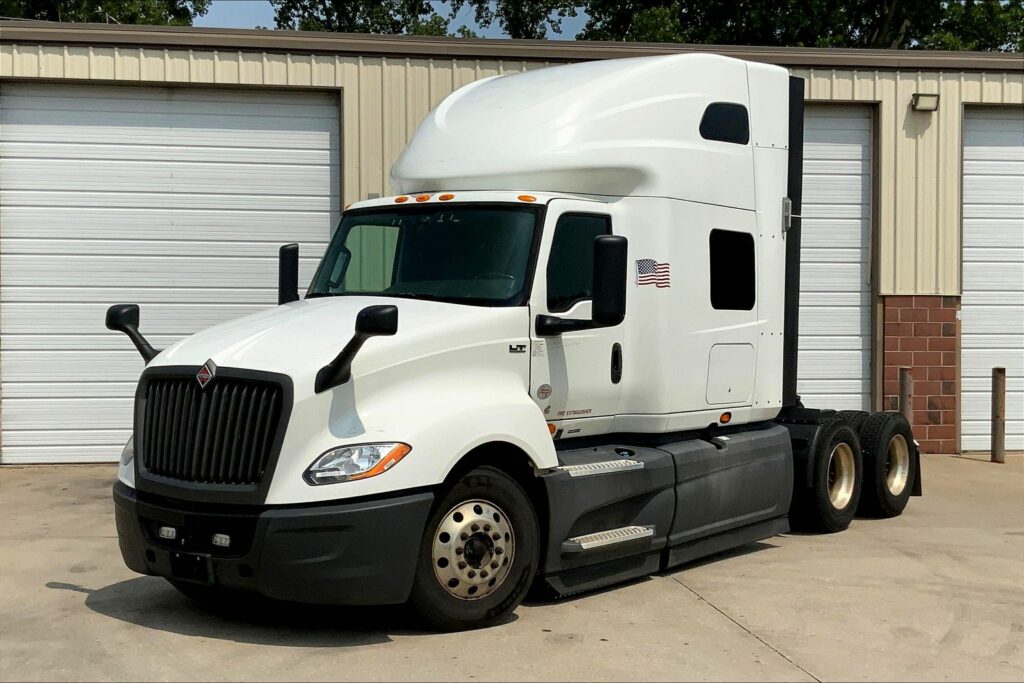 2021 CUM LT625 6×4 Sleeper