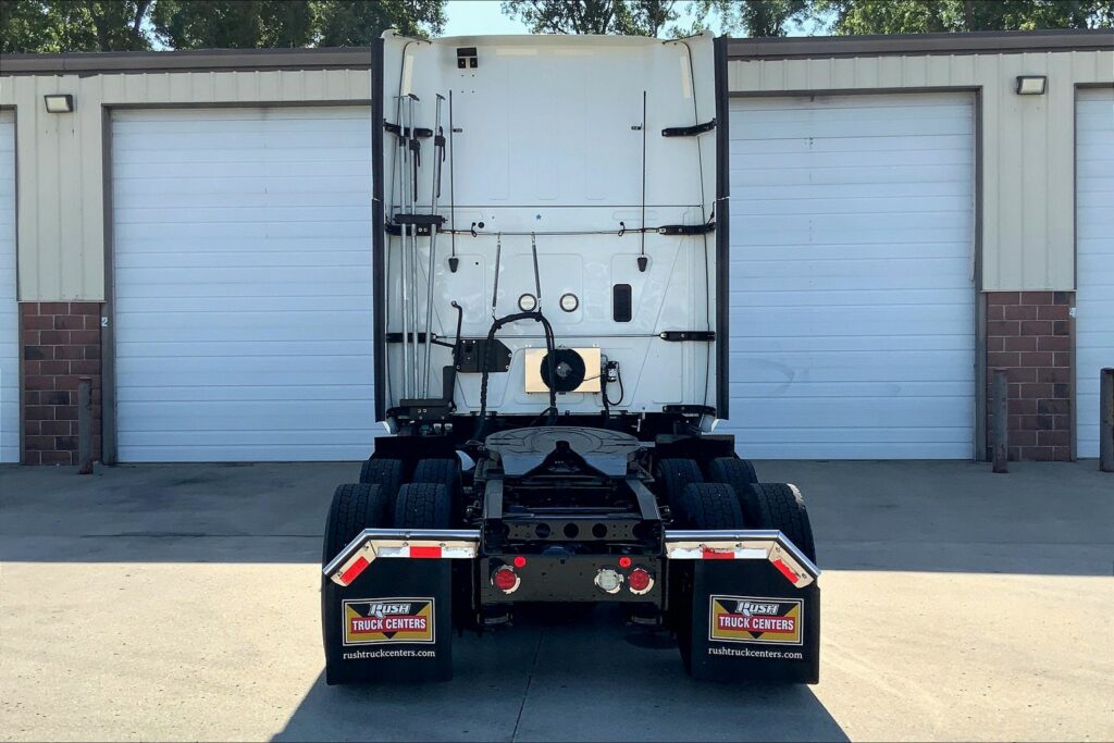 2021 CUM LT625 6×4 Sleeper