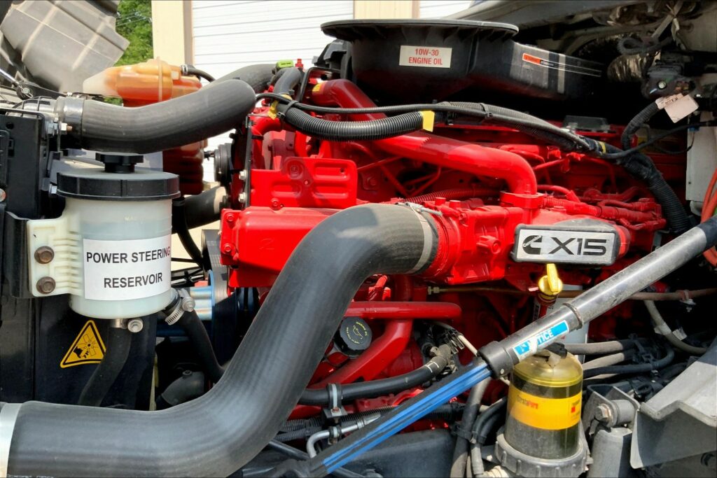 2021 CUM LT625 6×4 Sleeper