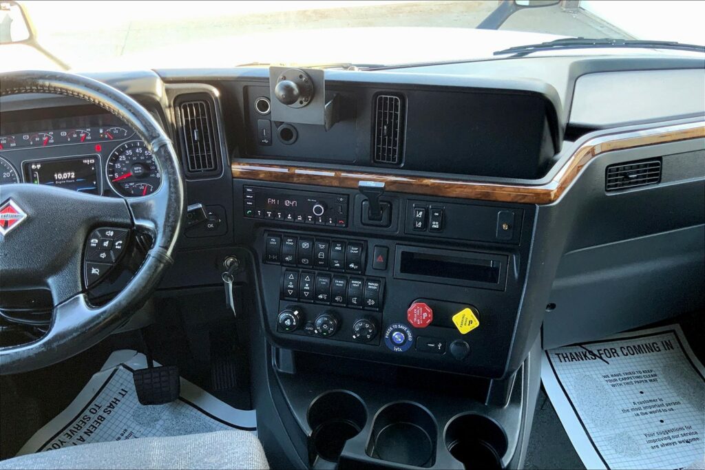 2021 CUM LT625 6×4 Sleeper