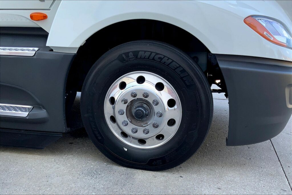 2021 CUM LT625 6×4 Sleeper