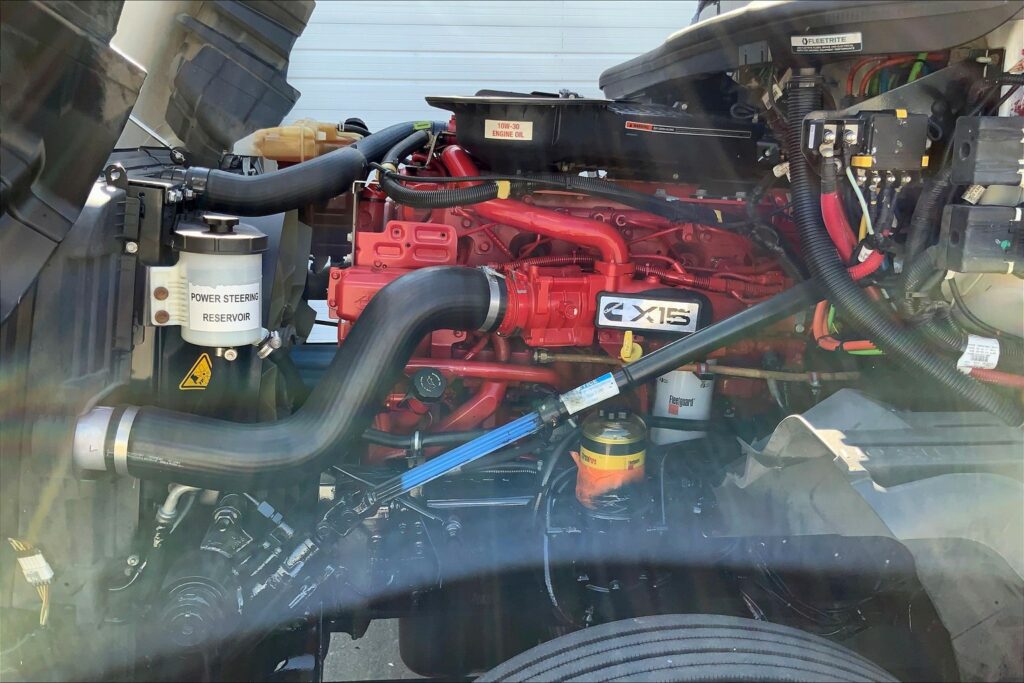 2021 CUM LT625 6×4 Sleeper