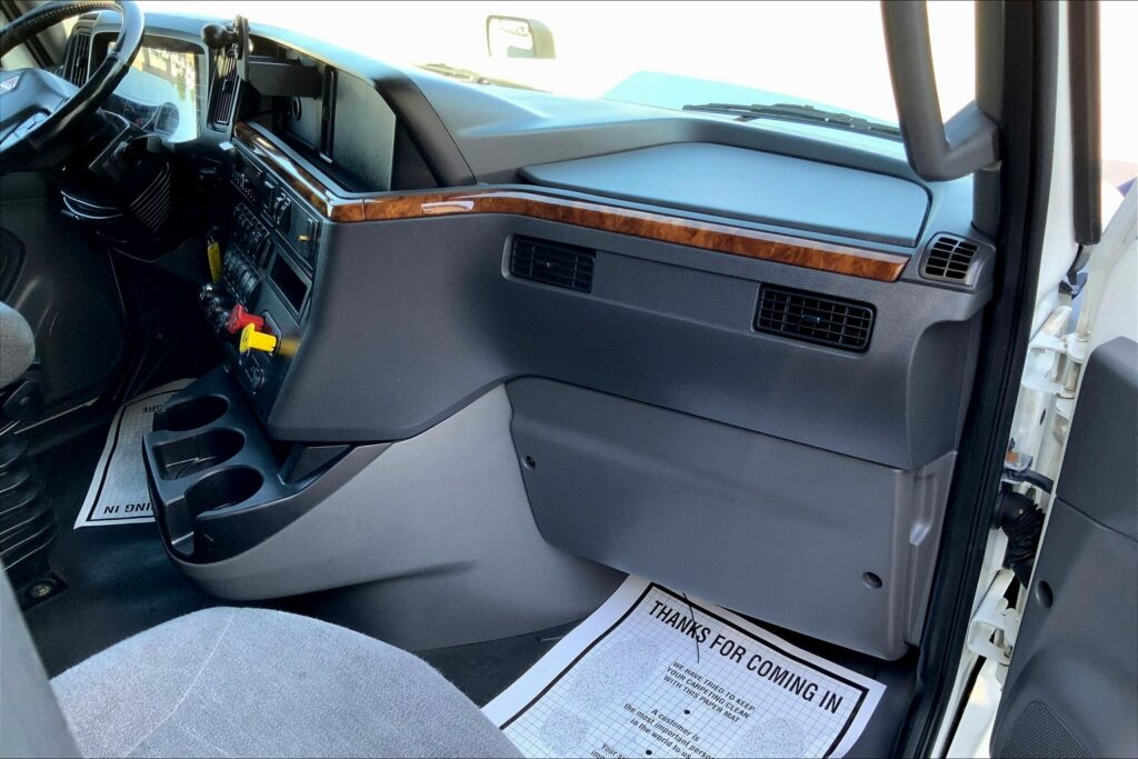 2021 CUM LT625 6×4 Sleeper