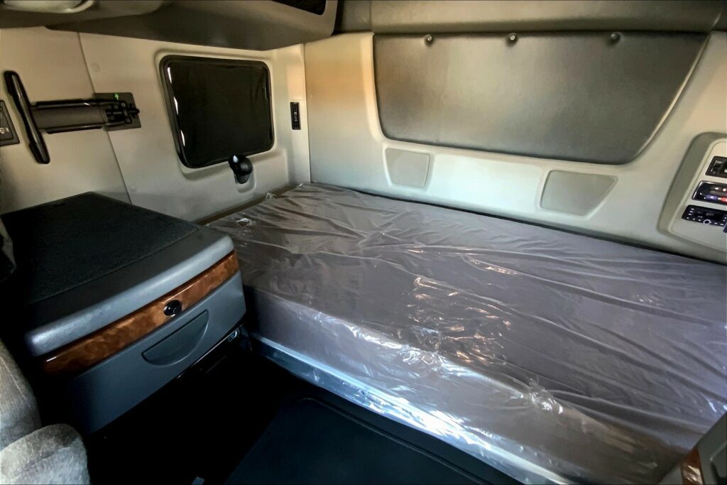 2021 CUM LT625 6×4 Sleeper