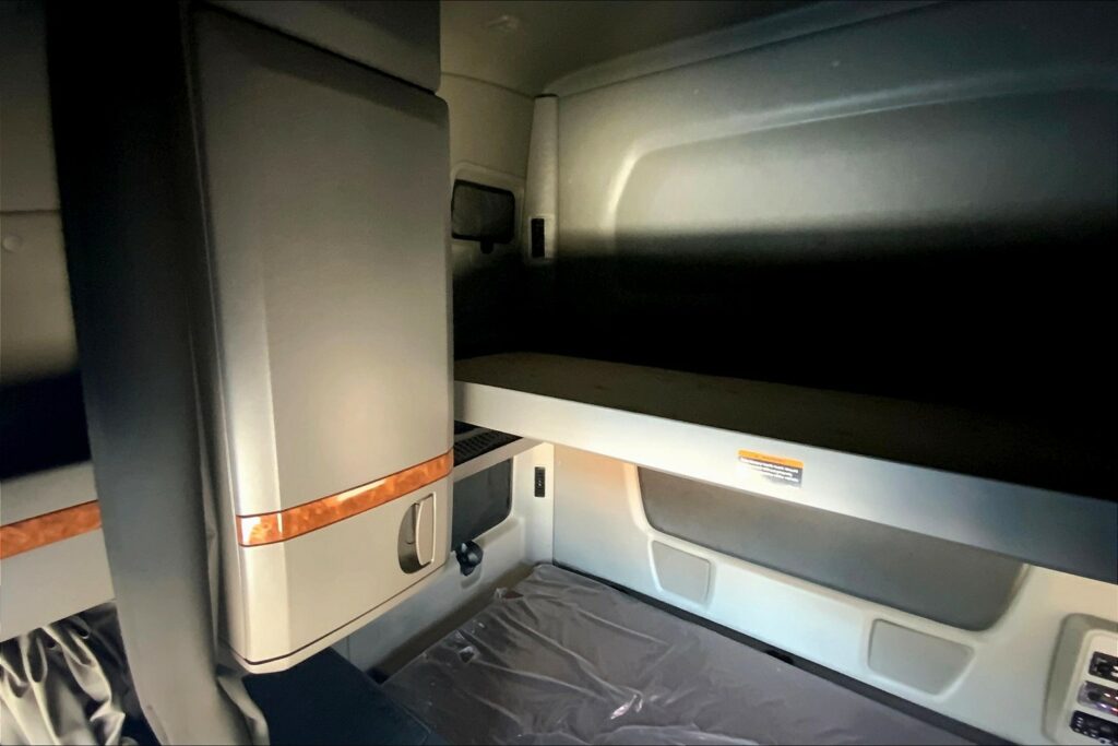 2021 CUM LT625 6×4 Sleeper