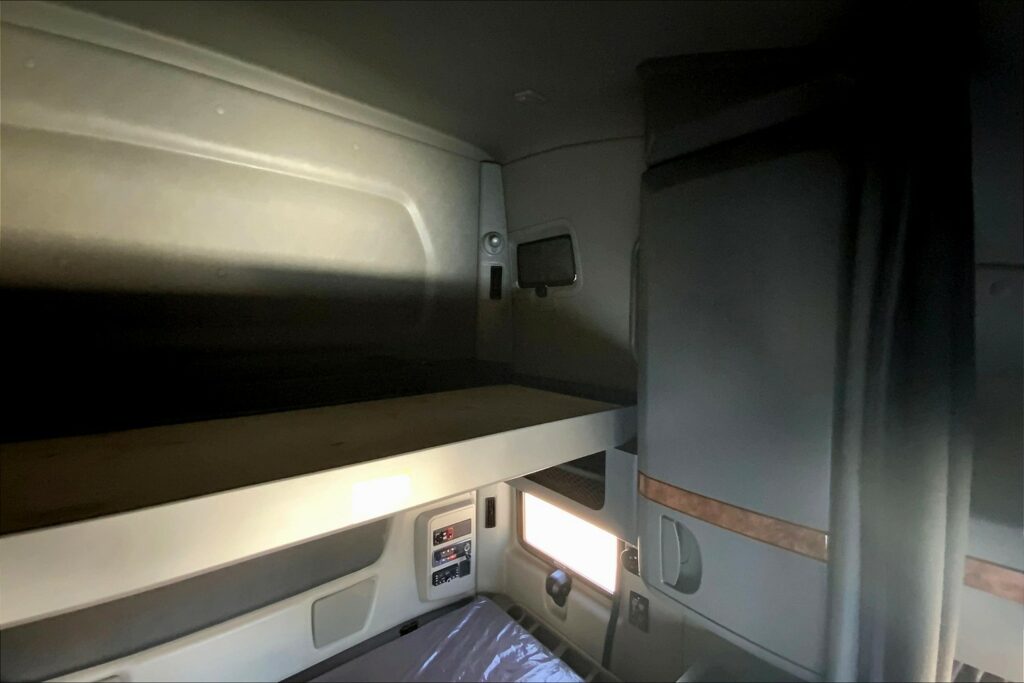 2021 CUM LT625 6×4 Sleeper