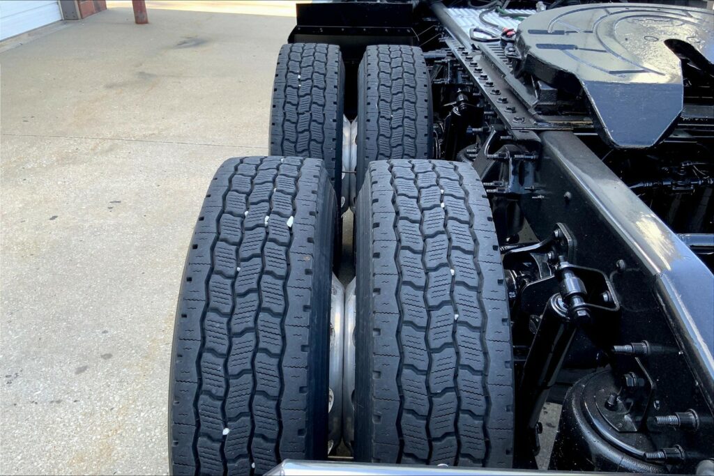 2021 CUM LT625 6×4 Sleeper