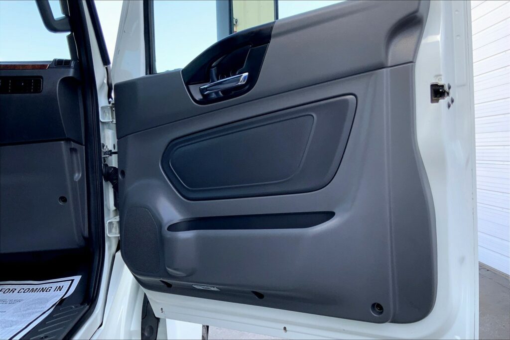 2021 CUM LT625 6×4 Sleeper