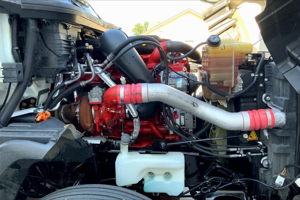 2021 CUM LT625 6×4 Sleeper