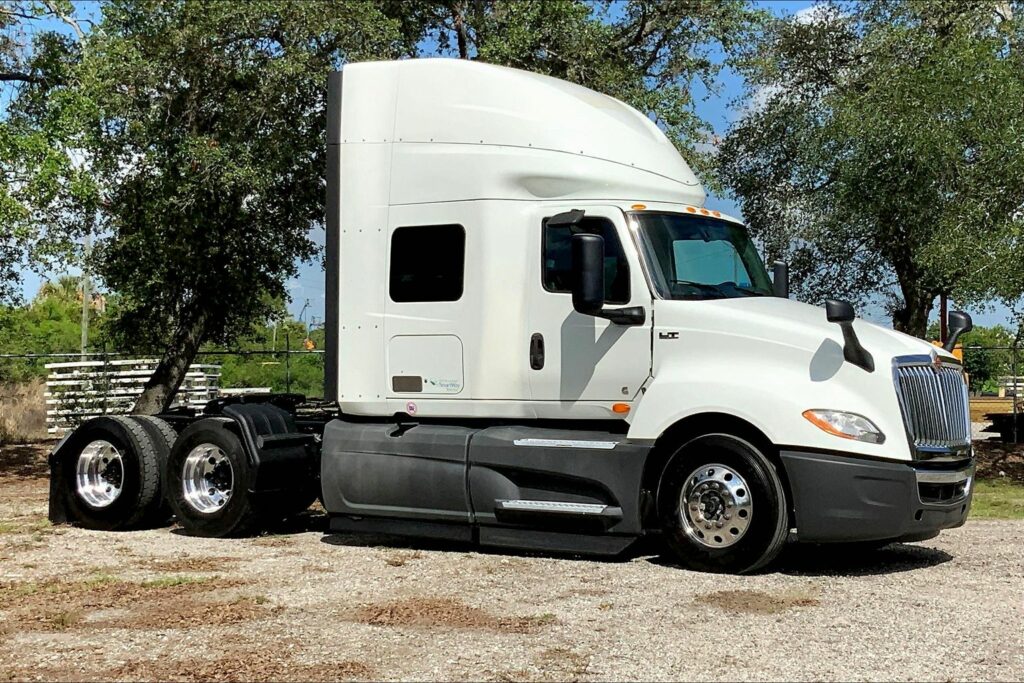 2021 CUM LT625 6×4 Sleeper