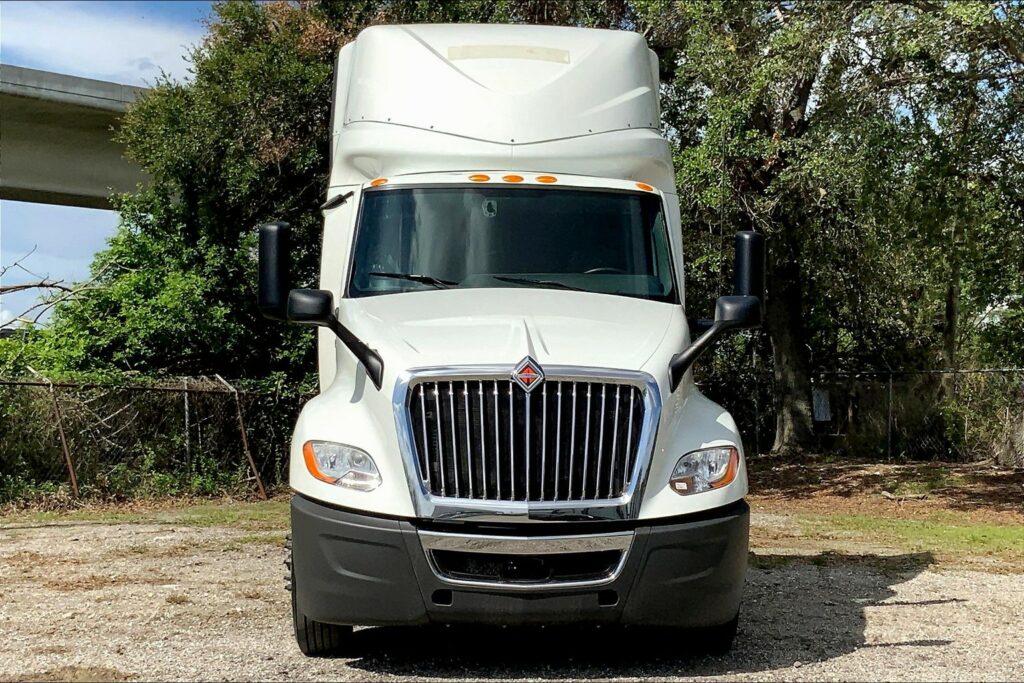 2021 CUM LT625 6×4 Sleeper