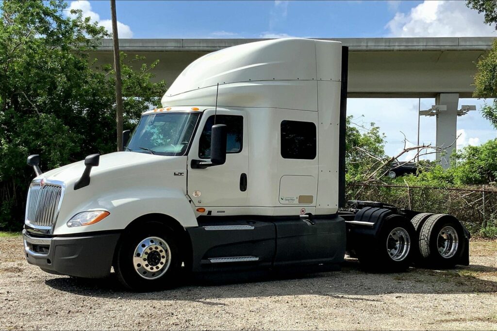 2021 CUM LT625 6×4 Sleeper