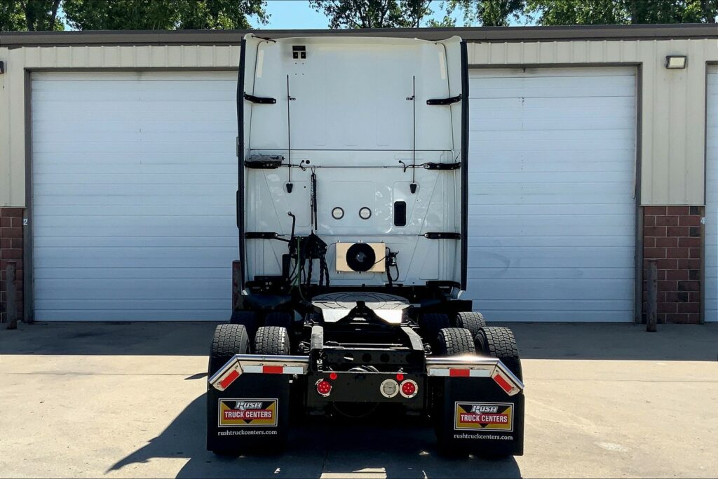 2021 CUM LT625 6×4 Sleeper