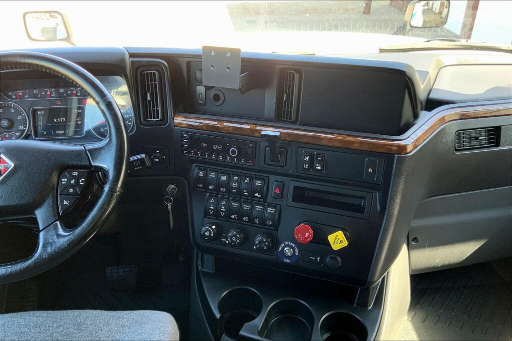 2021 CUM LT625 6×4 Sleeper