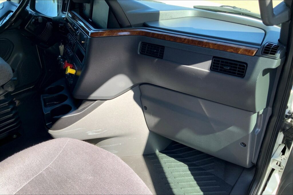 2021 CUM LT625 6×4 Sleeper