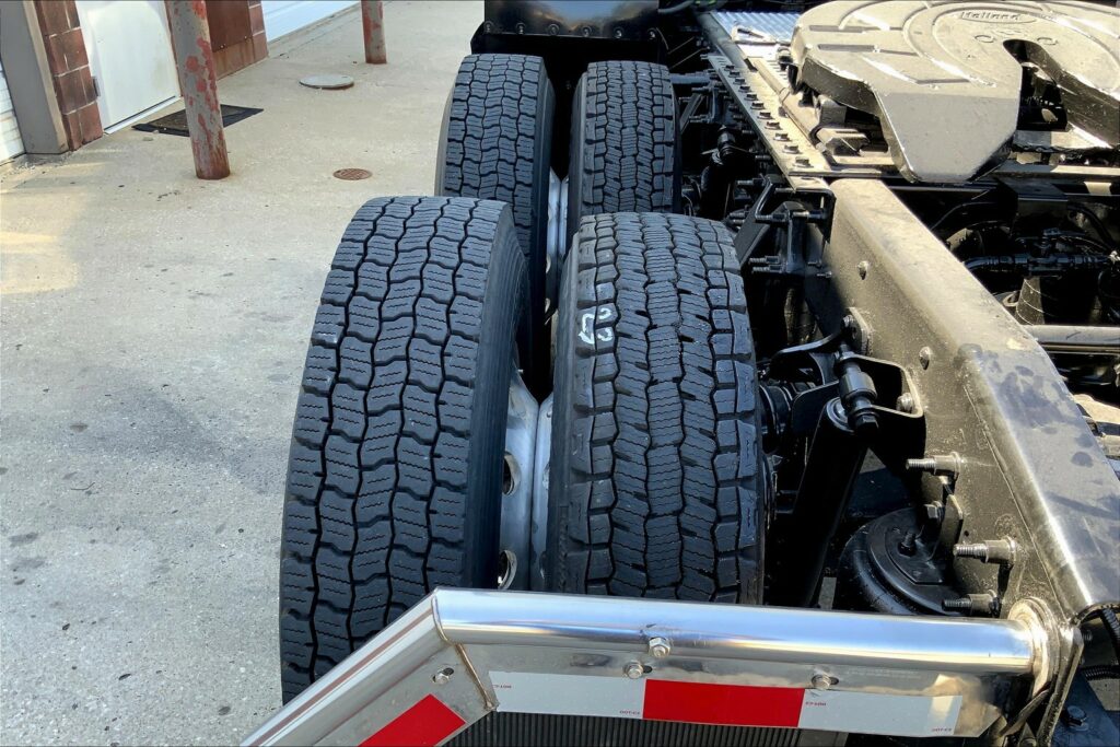 2021 CUM LT625 6×4 Sleeper