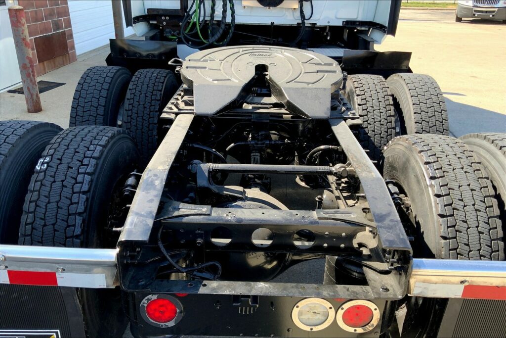 2021 CUM LT625 6×4 Sleeper