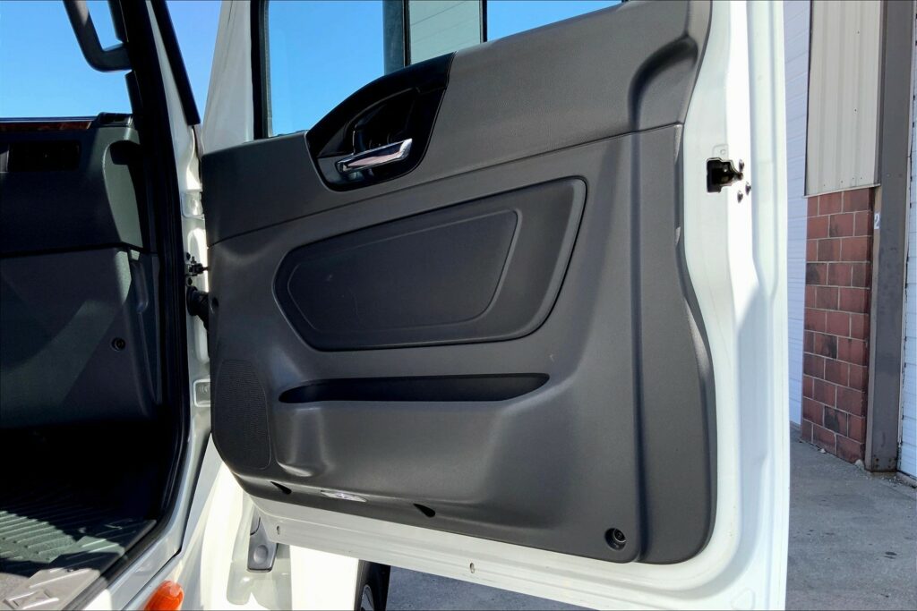 2021 CUM LT625 6×4 Sleeper