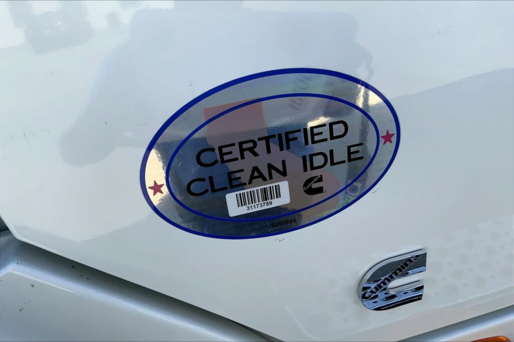 2021 CUM LT625 6×4 Sleeper