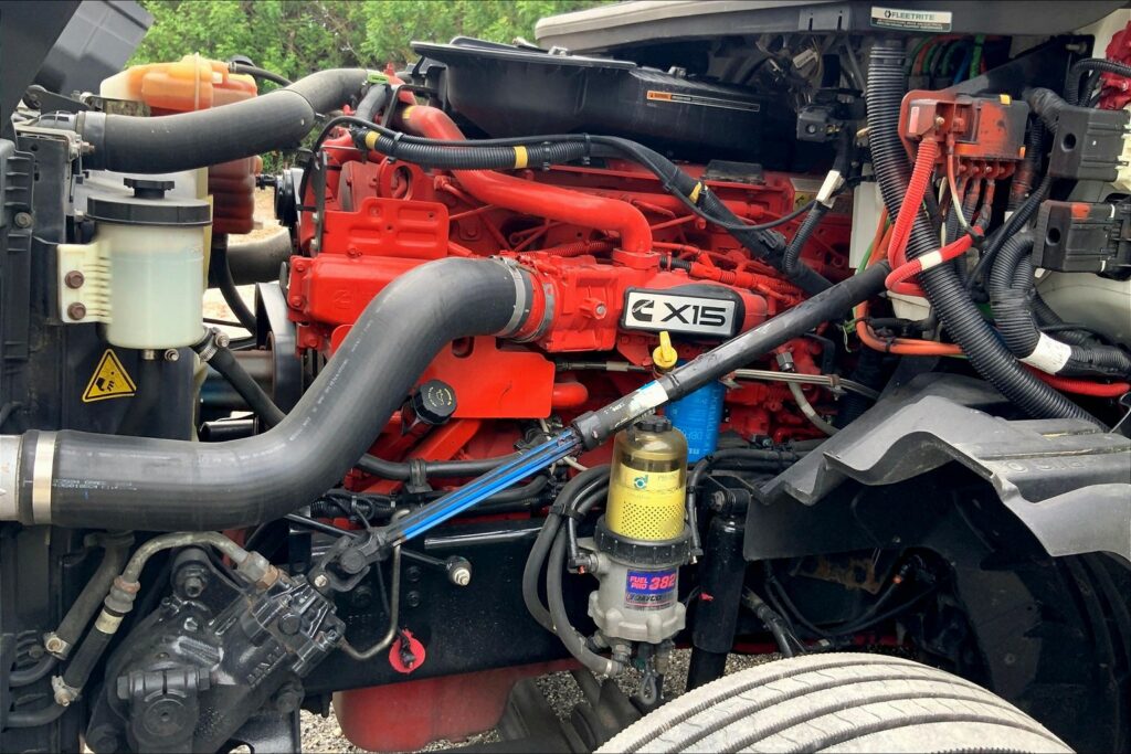 2022 CUM LT625 6×4 Sleeper