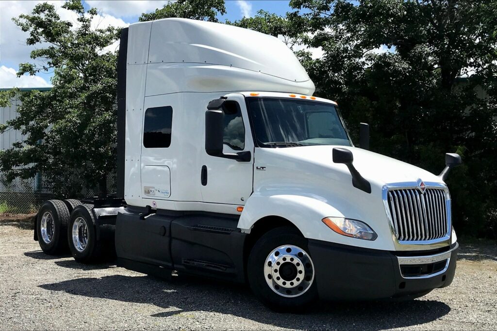 2022 CUM LT625 6×4 Sleeper