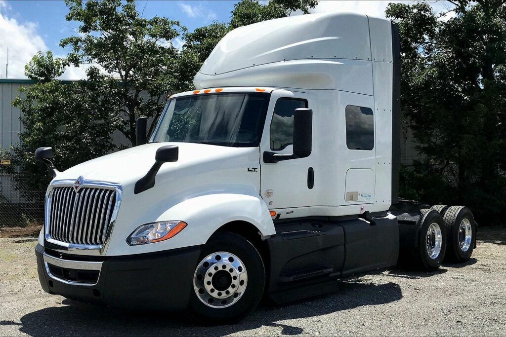 2022 CUM LT625 6×4 Sleeper