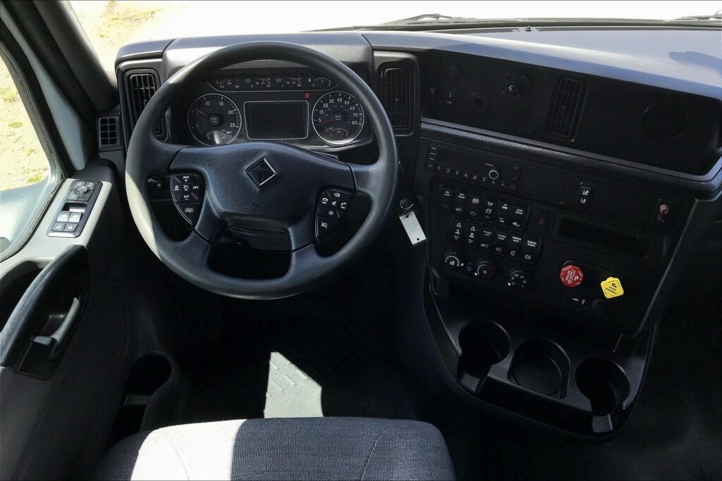 2022 CUM LT625 6×4 Sleeper