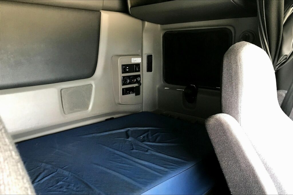 2022 CUM LT625 6×4 Sleeper