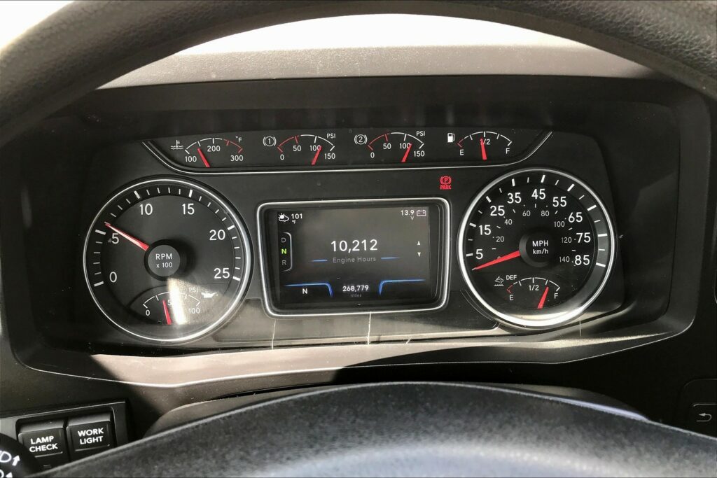 2022 CUM LT625 6×4 Sleeper