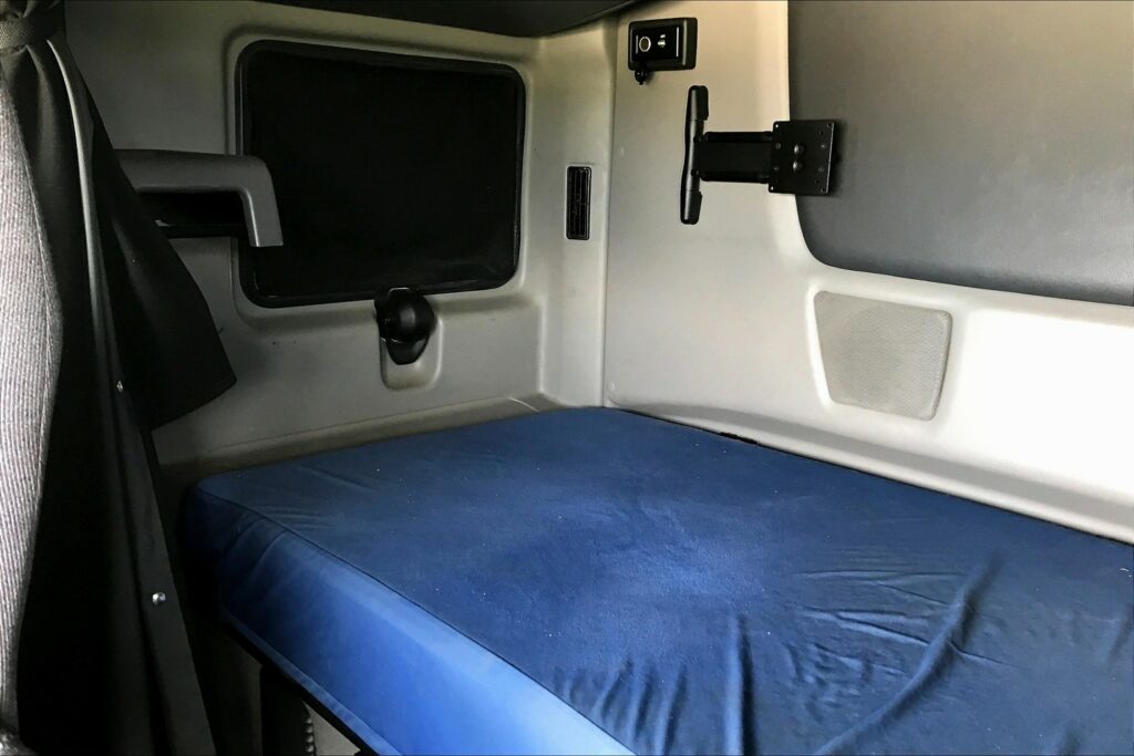 2022 CUM LT625 6×4 Sleeper