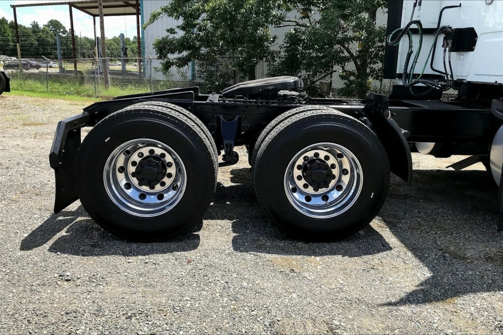 2022 CUM LT625 6×4 Sleeper
